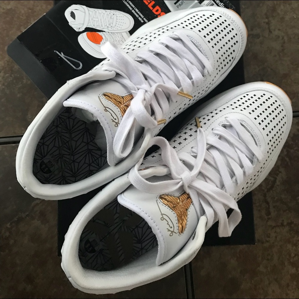 Kobe X Mid Ext, White-Gum-Gold Sz 9.5 Used